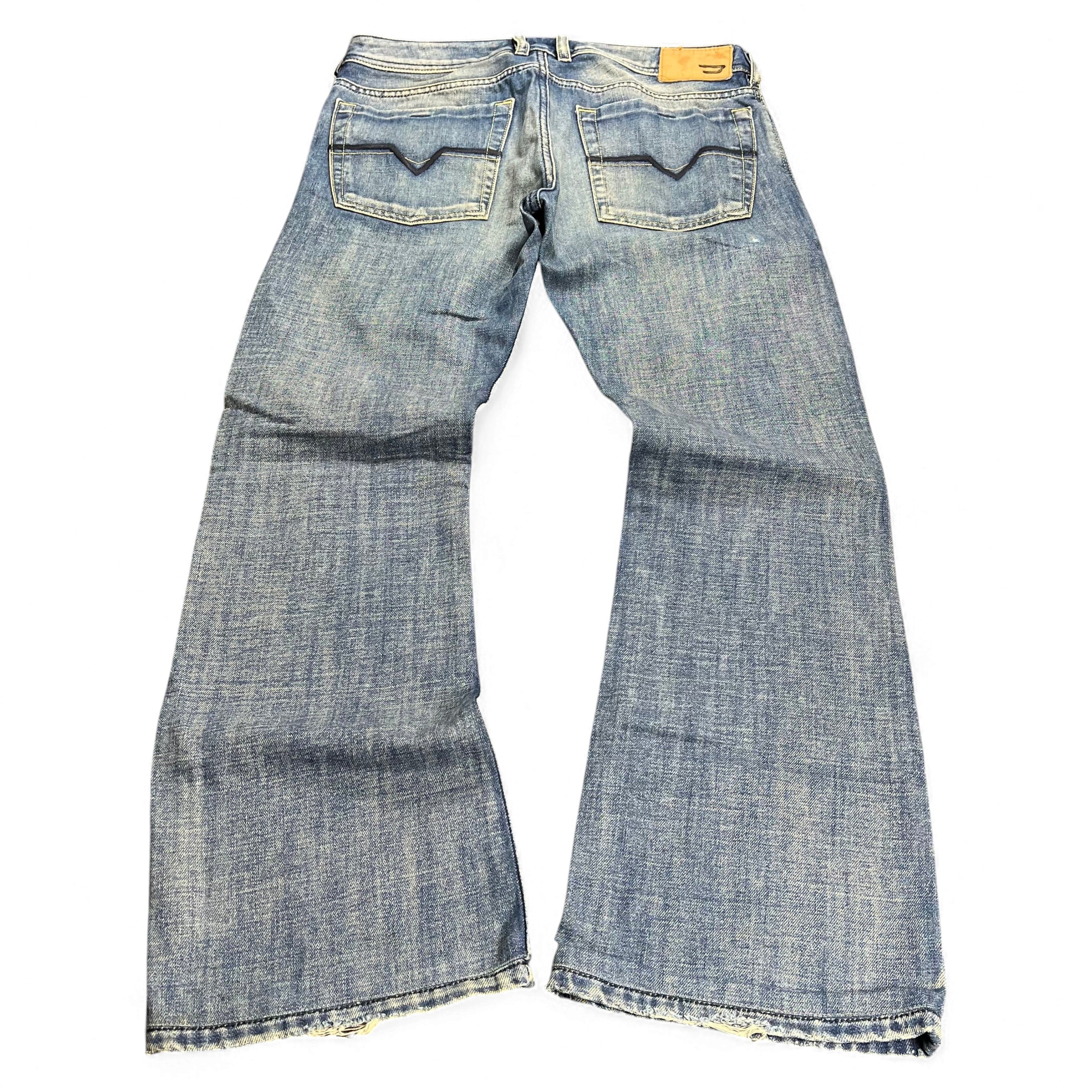 TWC Vintage Diesel Zathan Bootcut Jeans in blauem Denim mit charakteristischen Gesäßtaschen-Nähten, Rückansicht