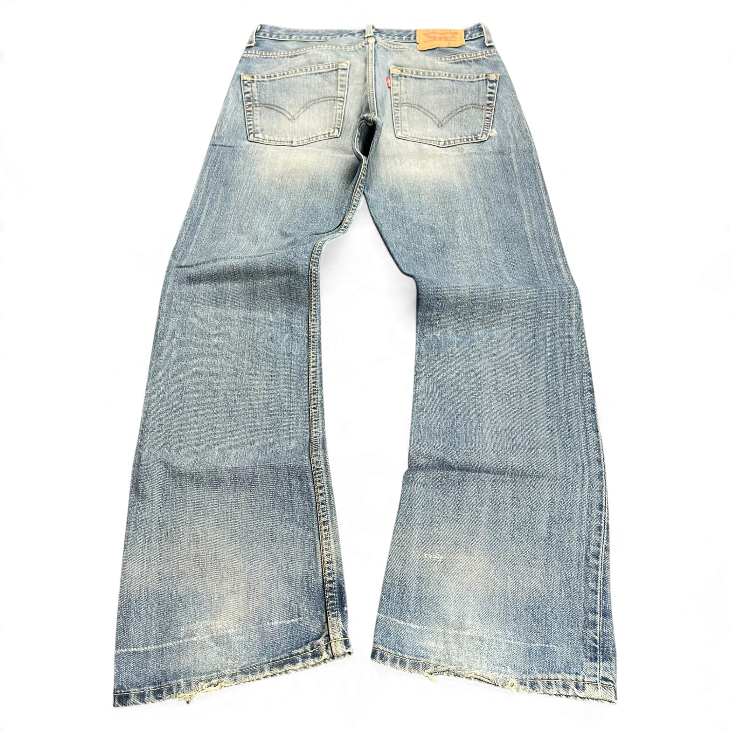 TWC Vintage Levi’s 507 Bootcut Jeans in hellblauem Denim mit Used-Optik und klassischem Lederpatch auf der Rückseite