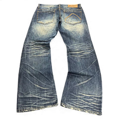 TWC Vintage Buckaroo Bootcut Jeans in verwaschenem Blau mit markanten Whiskering-Details und Leder-Patch auf der Rückseite