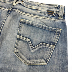 TWC Vintage Diesel Larkee Straight Jeans in verwaschenem Blau mit charakteristischer Gesäßtaschen-Stickerei