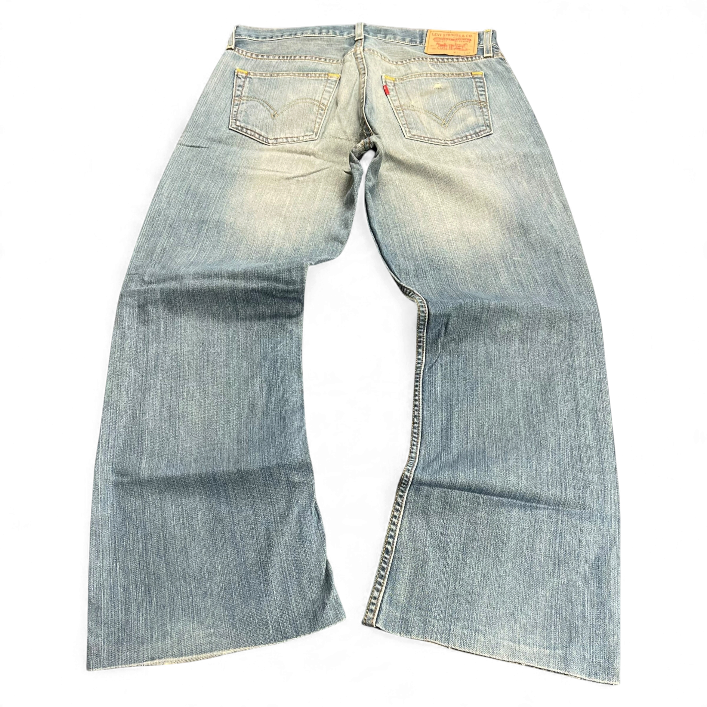 TWC Vintage Levi’s 527 Bootcut Jeans in hellblauem Denim mit klassischem Schnitt und Gesäßtaschen