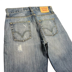 TWC Vintage Levi’s 512 Bootcut Jeans in hellblauem Denim mit Distressed-Details und Leder-Patch auf der Rückseite