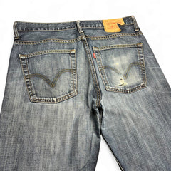 TWC Vintage Levi’s 507 Bootcut Jeans in blauem Denim mit Used-Look und charakteristischem Leder-Patch auf der Rückseite