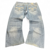TWC Vintage Rock Revival Mitch Straight Jeans in hellblauem Denim mit Stickerei auf den Gesäßtaschen, Rückansicht