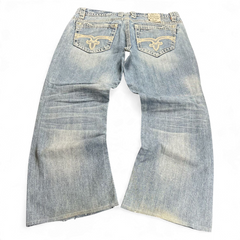 TWC Vintage Rock Revival Mitch Straight Jeans in hellblauem Denim mit Stickerei auf den Gesäßtaschen, Rückansicht