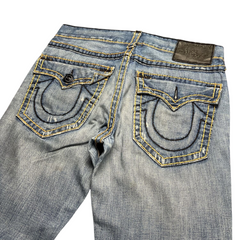TWC Vintage True Religion Straight Jeans in verwaschenem Blau mit markanten Kontrastnähten und Gesäßtaschen