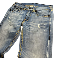 TWC Vintage True Religion Straight Jeans in verwaschenem Blau mit markanten gelben Kontrastnähten und Distressed-Details
