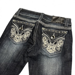 TWC Vintage Damen Y2K Bootcut Jeans in Dunkelblau mit aufwendigen Stickereien und Nieten an den Gesäßtaschen