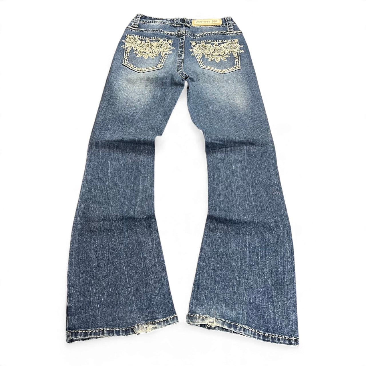 TWC Vintage Damen Y2K Bootcut Jeans in Blau mit floraler Stickerei auf den Gesäßtaschen und ausgefransten Säumen