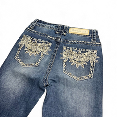 TWC Vintage Damen Y2K Bootcut Jeans in Blau mit aufwendiger Rosenstickerei und Strasssteinen auf den Gesäßtaschen