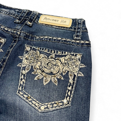 TWC Vintage Y2K Bootcut Jeans in Dunkelblau mit aufwendiger Rosenstickerei und Strasssteinen auf der Gesäßtasche