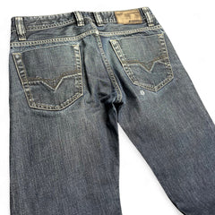 TWC Vintage Diesel Viker-R-Box Straight Jeans in dunkelblauem Denim mit markanten Gesäßtaschen und Lederpatch