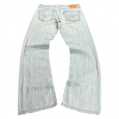 TWC Vintage Levi’s 527 Bootcut Jeans in hellblauem Denim mit Used-Optik und klassischem Lederpatch auf der Rückseite