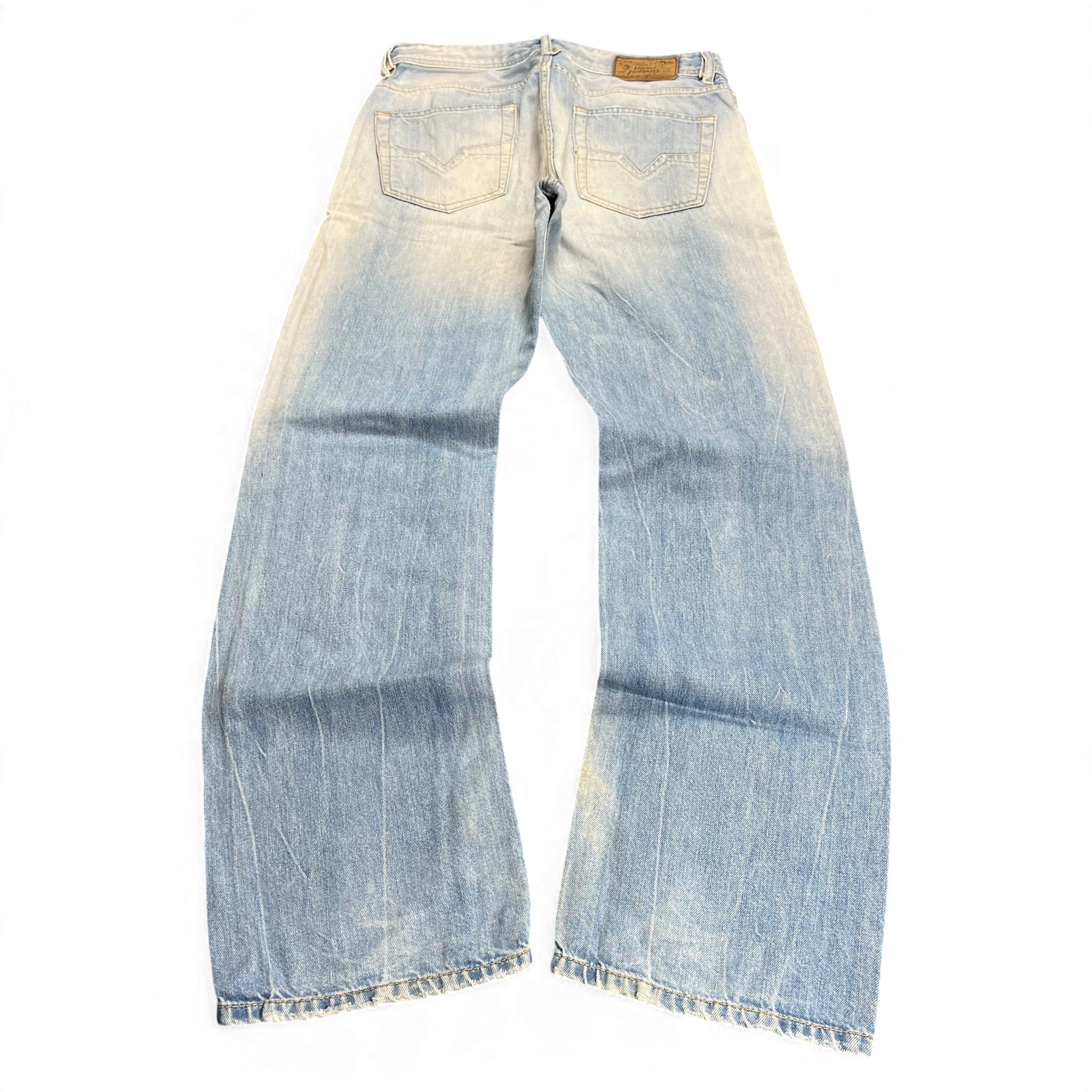 TWC Vintage Diesel Jeans in hellblauer Waschung mit geradem Bein, Rückansicht
