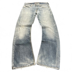 TWC Vintage Jeans in verwaschenem Hellblau mit Distressed-Details und ausgefransten Säumen im Vintage-Stil