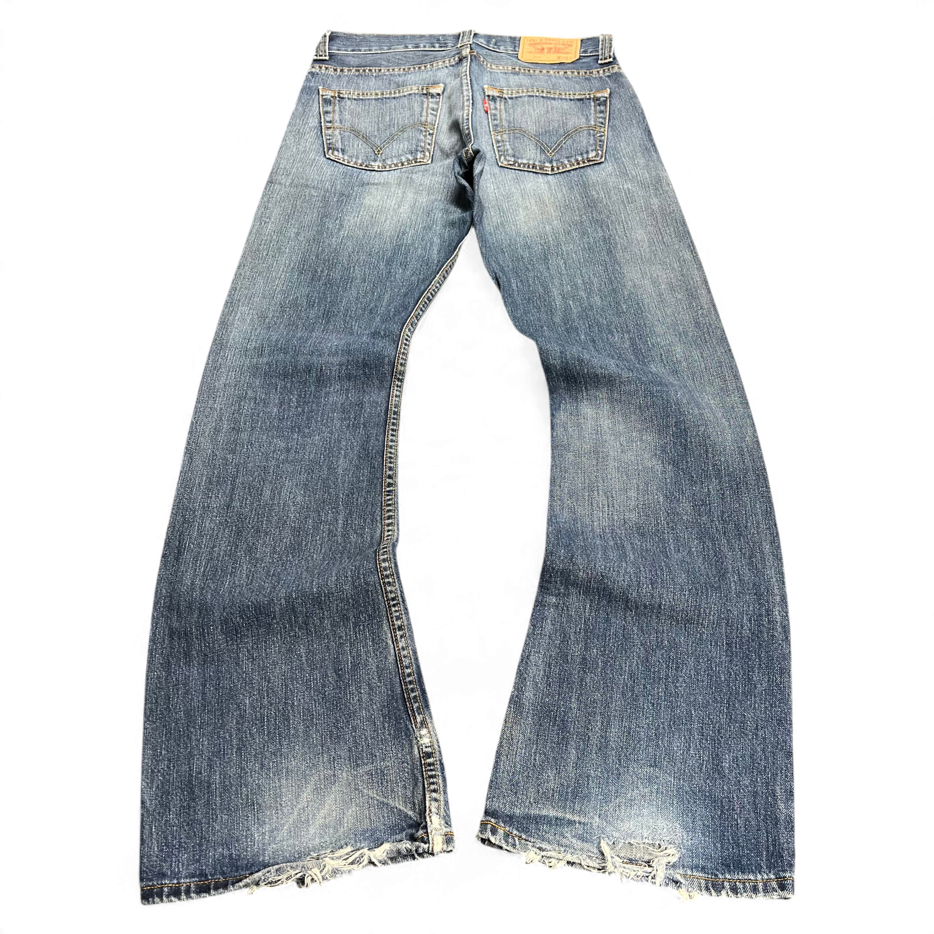TWC Vintage Jeans in verwaschenem Blau mit ausgefransten Säumen und klassischem Five-Pocket-Design