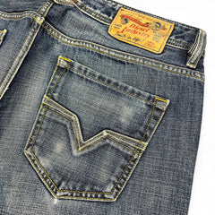 TWC Vintage Diesel Larkee Straight Jeans mit verwaschenem Denim und charakteristischem V-Stitching auf der Gesäßtasche