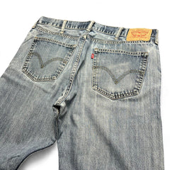 TWC Vintage Levi's 527 Bootcut Jeans in verwaschenem Blau mit klassischem Lederpatch und Gesäßtaschen