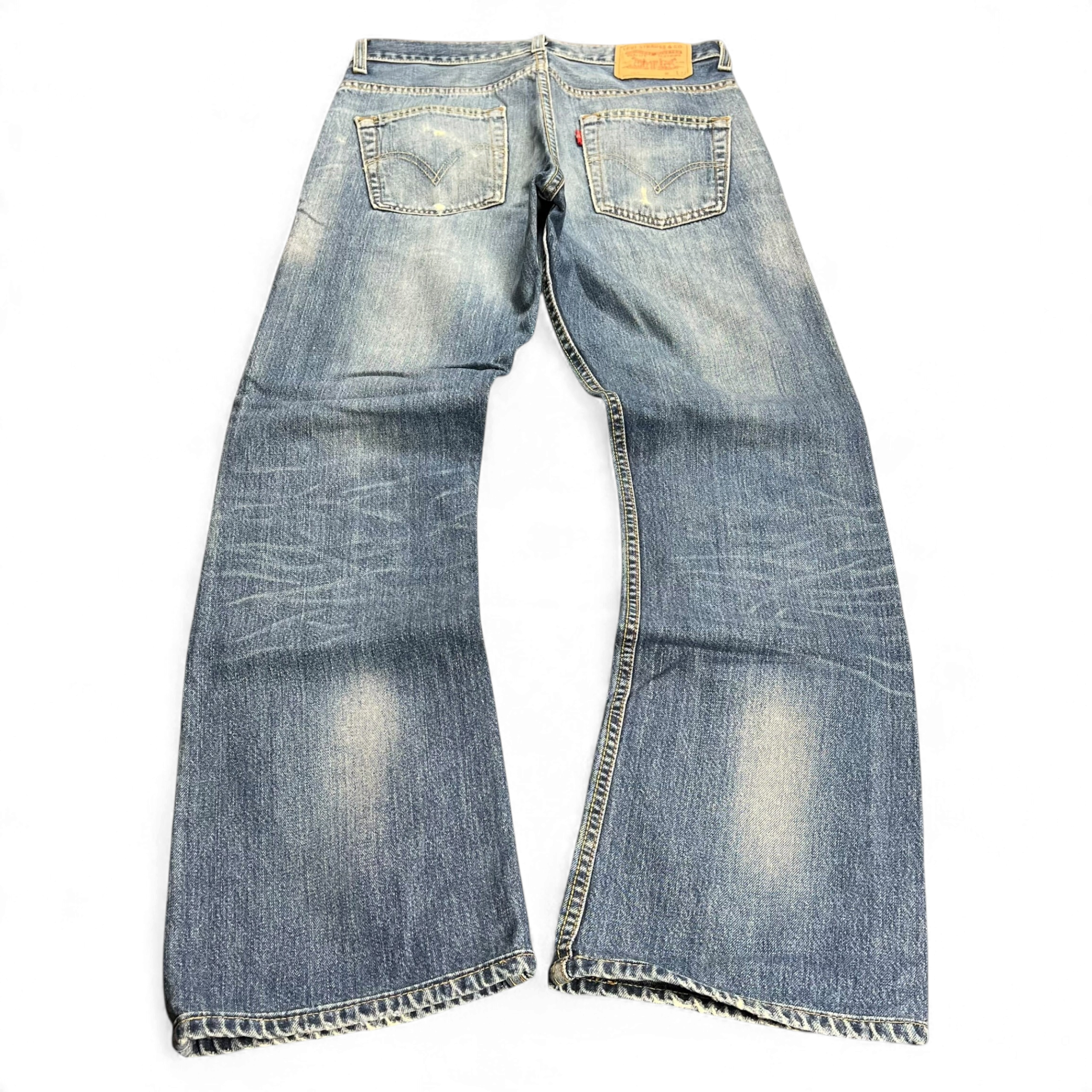 TWC Vintage Levi’s 507 Bootcut Jeans in verwaschenem Blau mit klassischem Lederpatch und Gesäßtaschen