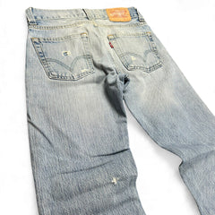 TWC Vintage Levi’s 512 Bootcut Jeans in hellblauem Denim mit Distressed-Details und Leder-Patch auf der Rückseite
