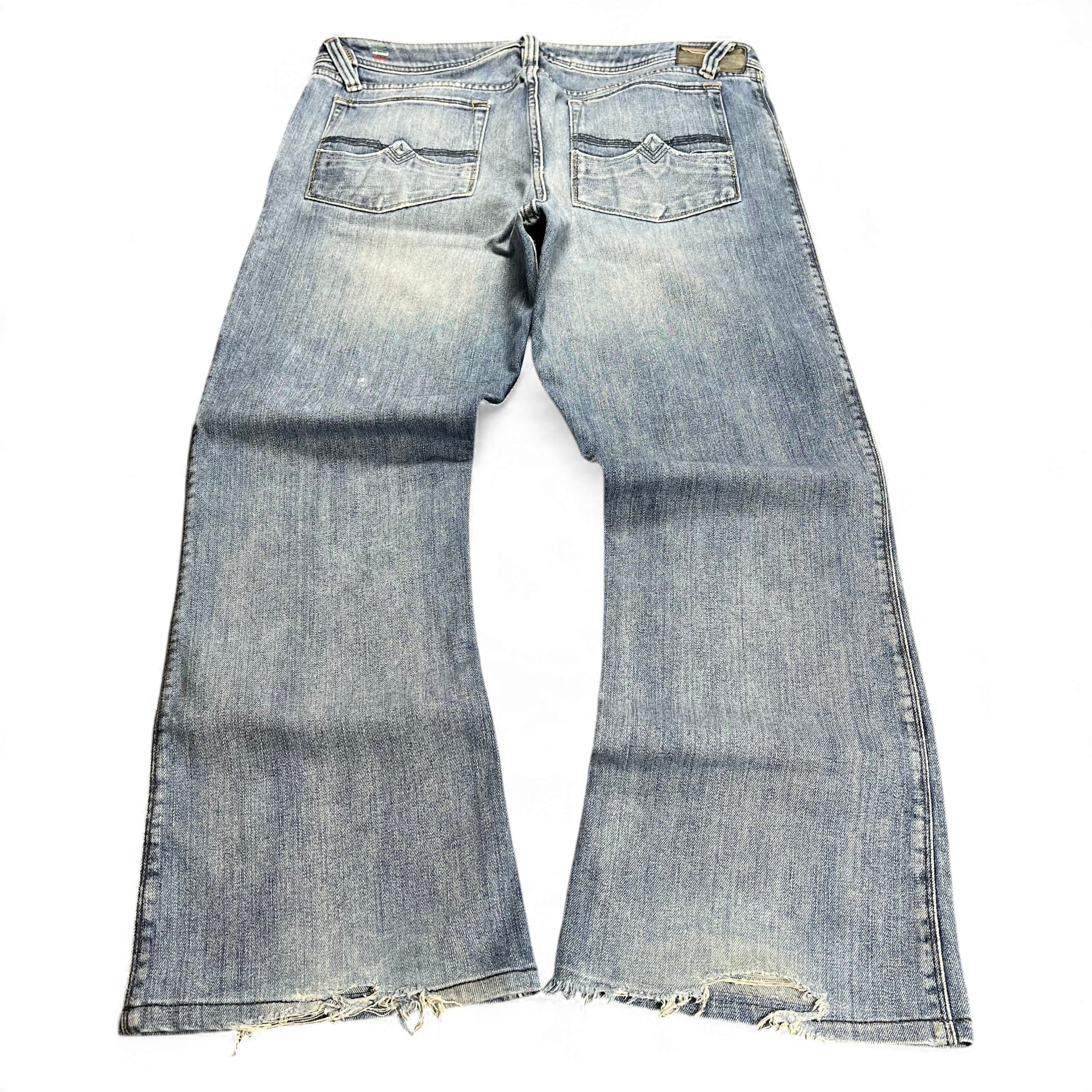 TWC Vintage Diesel Zaf Bootcut Jeans in hellblauem Denim mit ausgefransten Säumen und markanten Gesäßtaschen