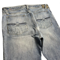 TWC Vintage Diesel Zaf Bootcut Jeans in hellblauem Denim mit markanten Gesäßtaschen und Leder-Patch am Bund