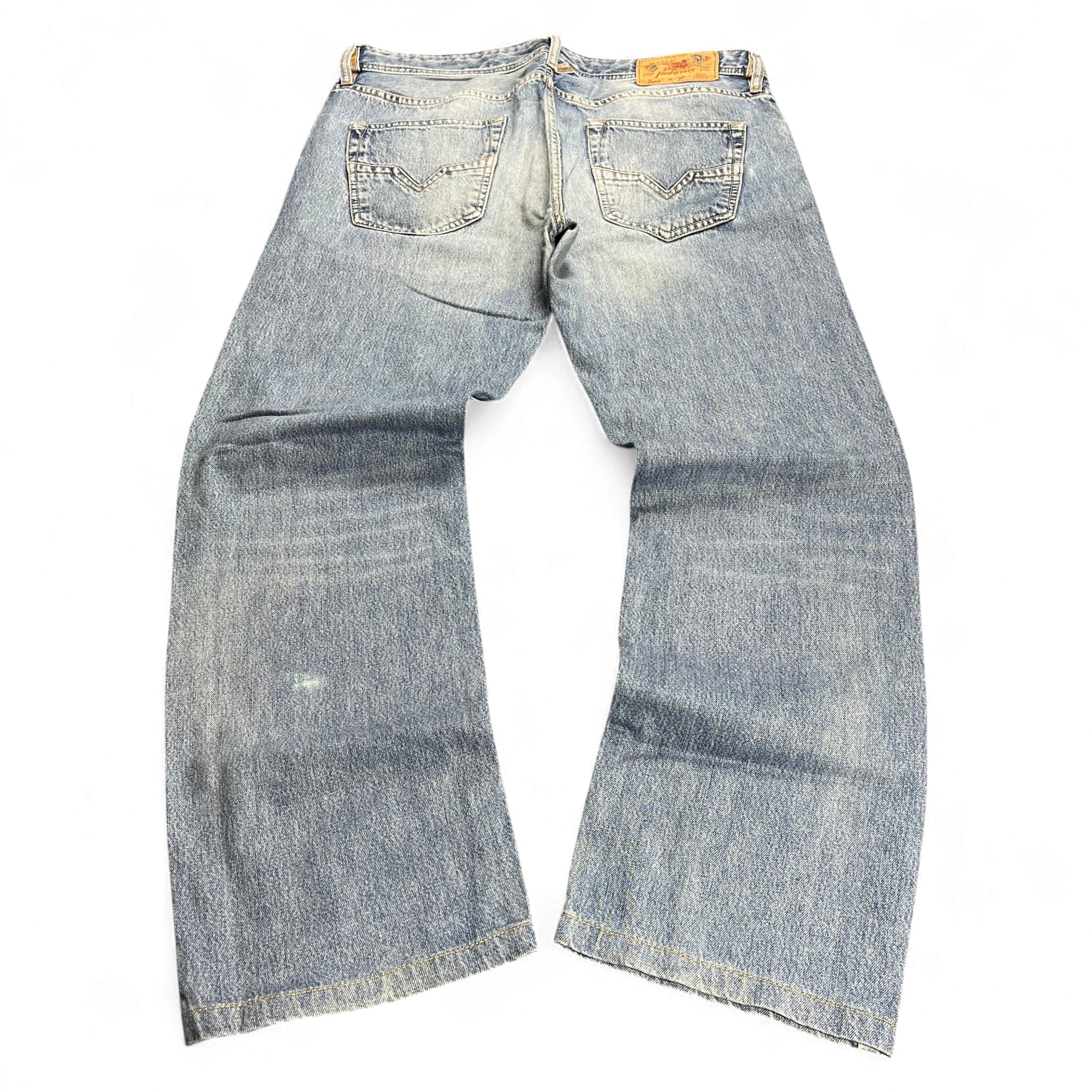 TWC Vintage Diesel Larkee Straight Jeans in hellblauem Denim mit verwaschener Optik und Gesäßtaschen