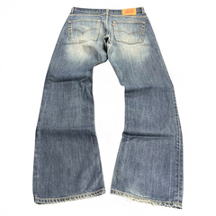 TWC Vintage Levi’s 507 Bootcut Jeans in blauem Denim mit klassischem Lederpatch und Gesäßtaschen, Rückansicht