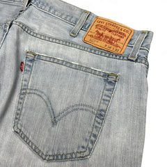 TWC Vintage Levi’s 527 Bootcut Jeans in hellblauem Denim mit Lederpatch und klassischer Gesäßtasche