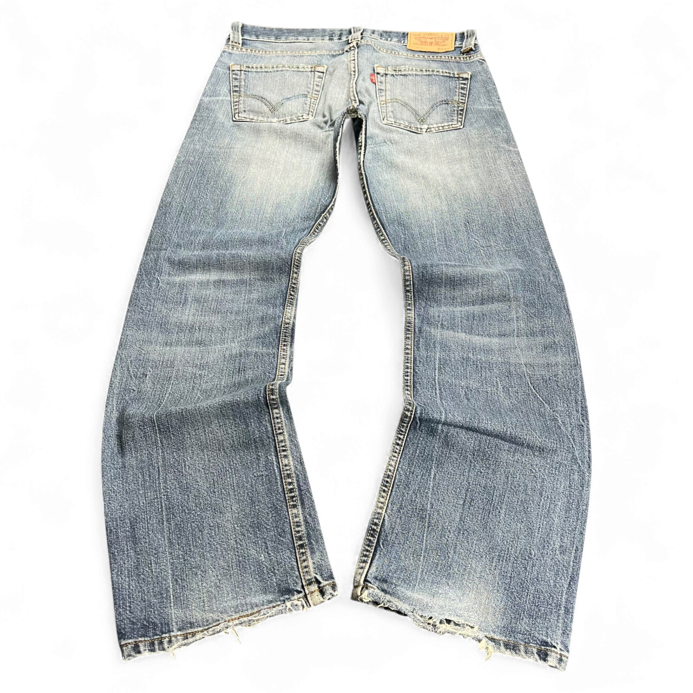 TWC Vintage Levi's 506 Straight Jeans in verwaschenem Blau mit klassischem Five-Pocket-Design und ausgefransten Säumen
