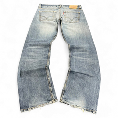 TWC Vintage Levi's 506 Straight Jeans in verwaschenem Blau mit klassischem Five-Pocket-Design und ausgefransten Säumen