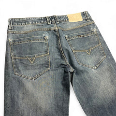 TWC Vintage Armani Jeans in Blau mit geradem Schnitt, Gesäßtaschen mit V-Stickerei und Leder-Patch am Bund
