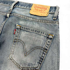 TWC Vintage Levi's 507 Bootcut Jeans in hellblauem Denim mit klassischem Lederpatch und Gesäßtasche