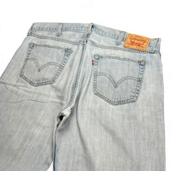 TWC Vintage Levi’s 527 Bootcut Jeans in hellblauem Denim mit klassischem Lederpatch und Gesäßtaschen