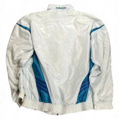 TWC Vintage Adidas 90er Jahre Windbreaker in Hellblau und Weiß mit geometrischen Streifen, Rückansicht