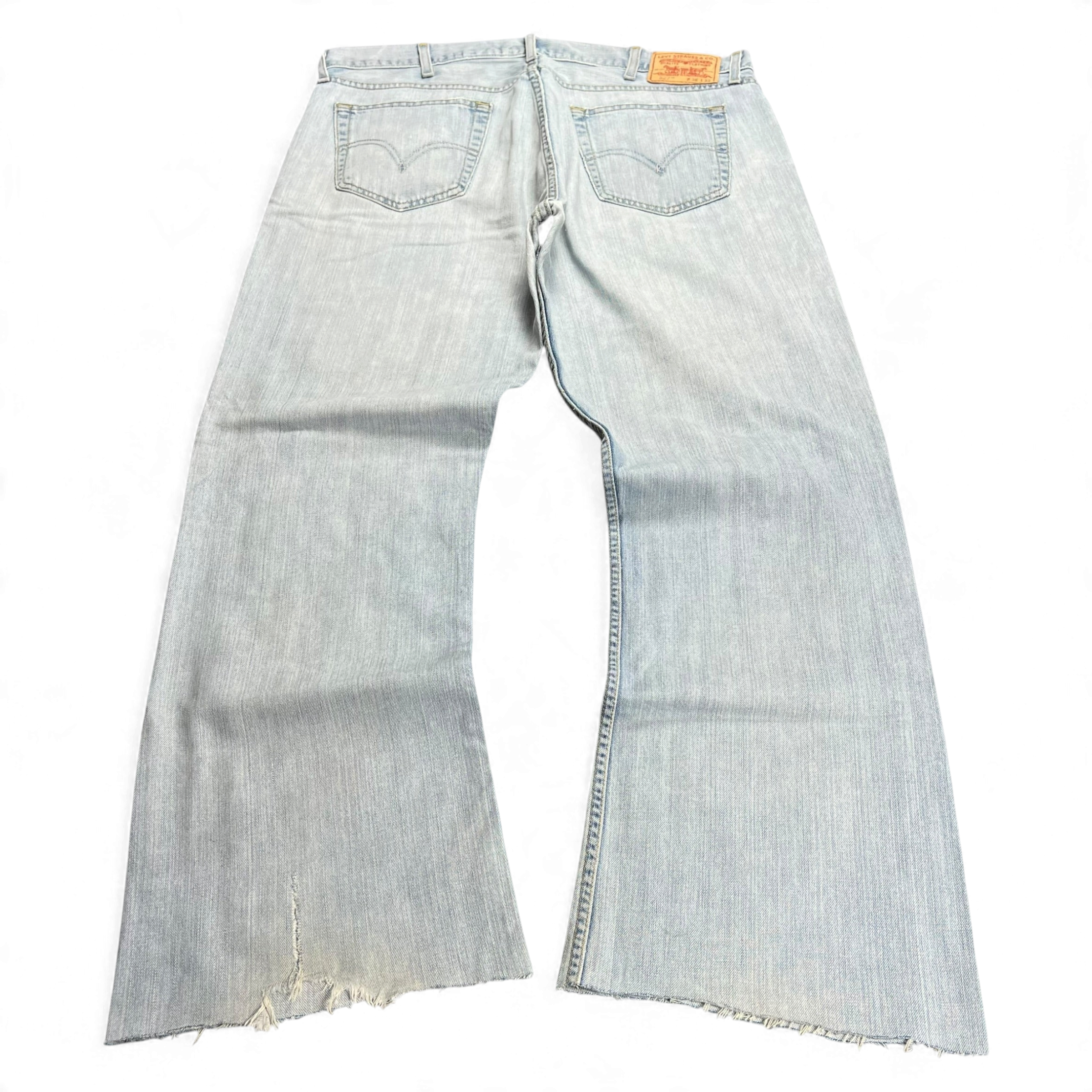 TWC Vintage Levi’s 527 Bootcut Jeans in hellblauem Denim mit ausgefranstem Saum und klassischem Lederpatch