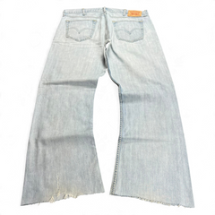 TWC Vintage Levi’s 527 Bootcut Jeans in hellblauem Denim mit ausgefranstem Saum und klassischem Lederpatch