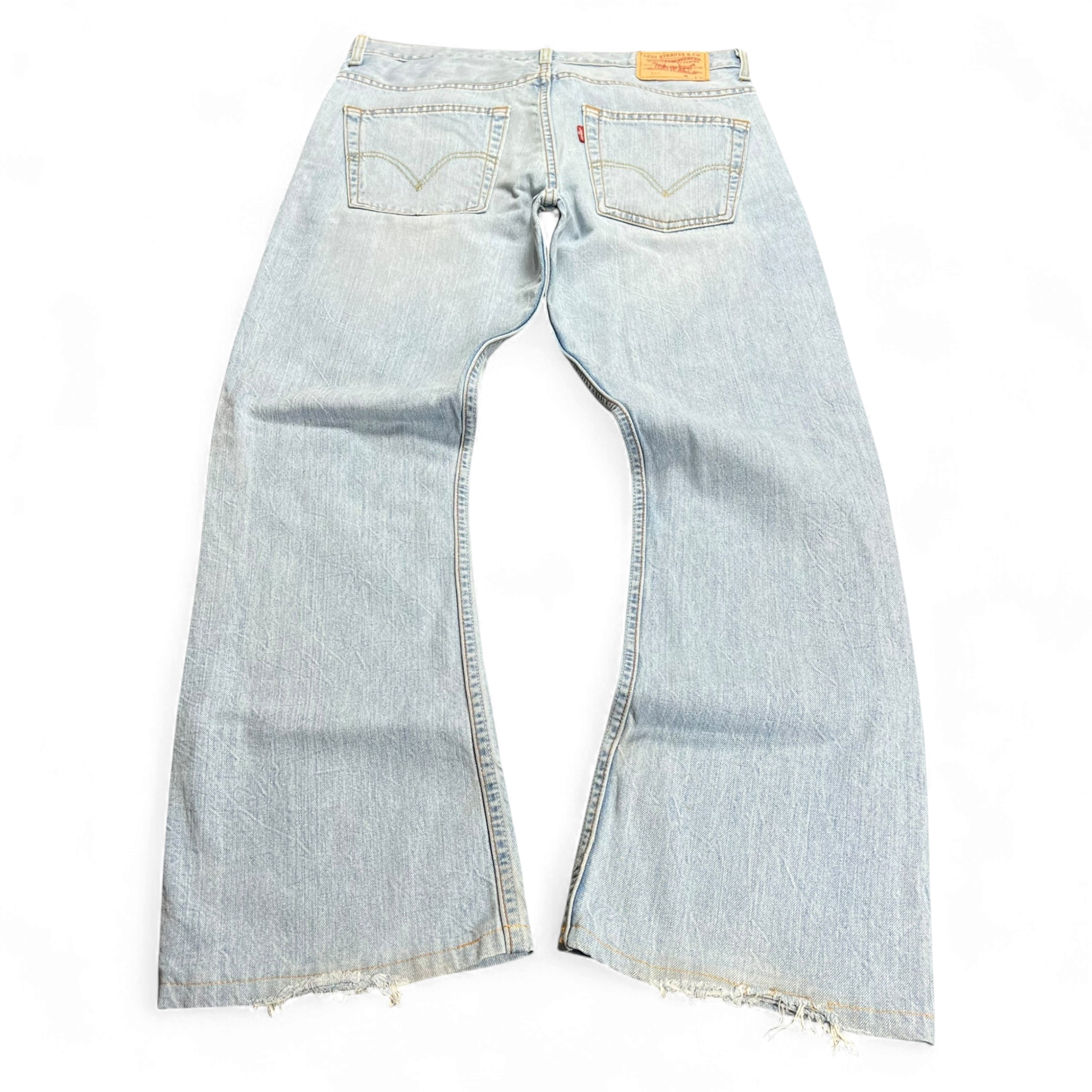 TWC Vintage Levi’s 507 Bootcut Jeans in hellblauem Denim mit ausgefransten Säumen und klassischem Lederpatch