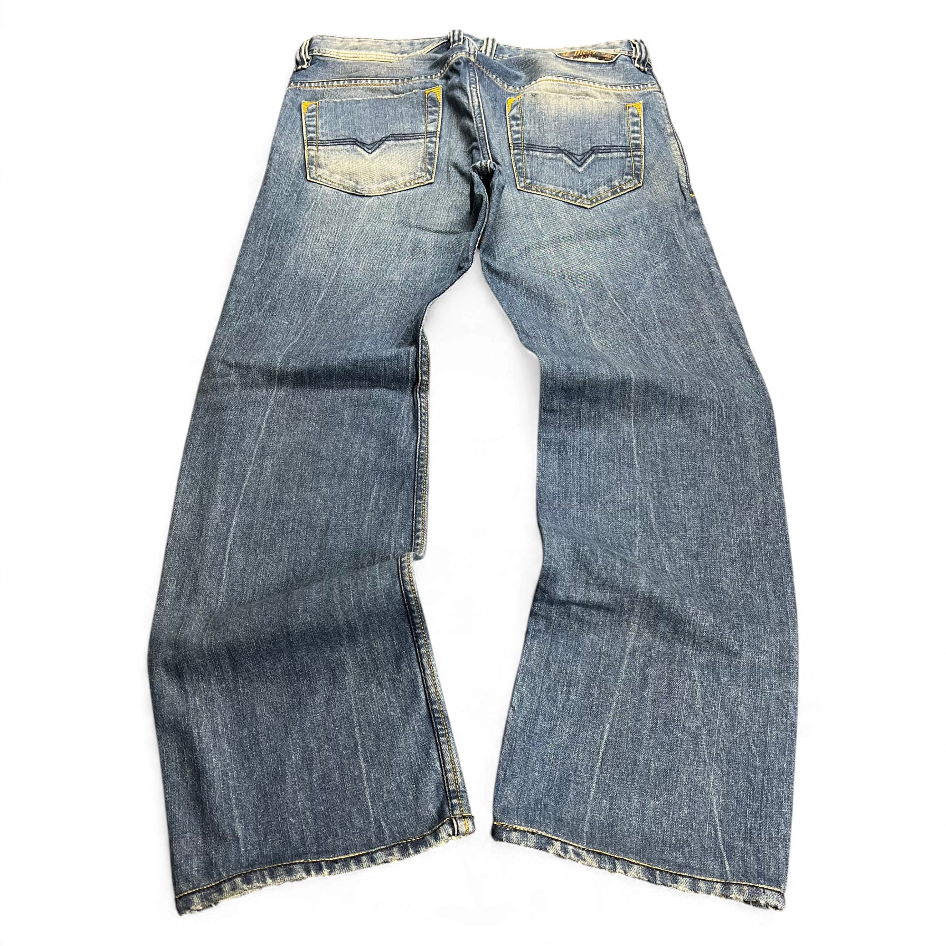 TWC Vintage Diesel Larkee Straight Jeans in blauem Denim mit Used-Look und markanten Gesäßtaschen, Rückansicht