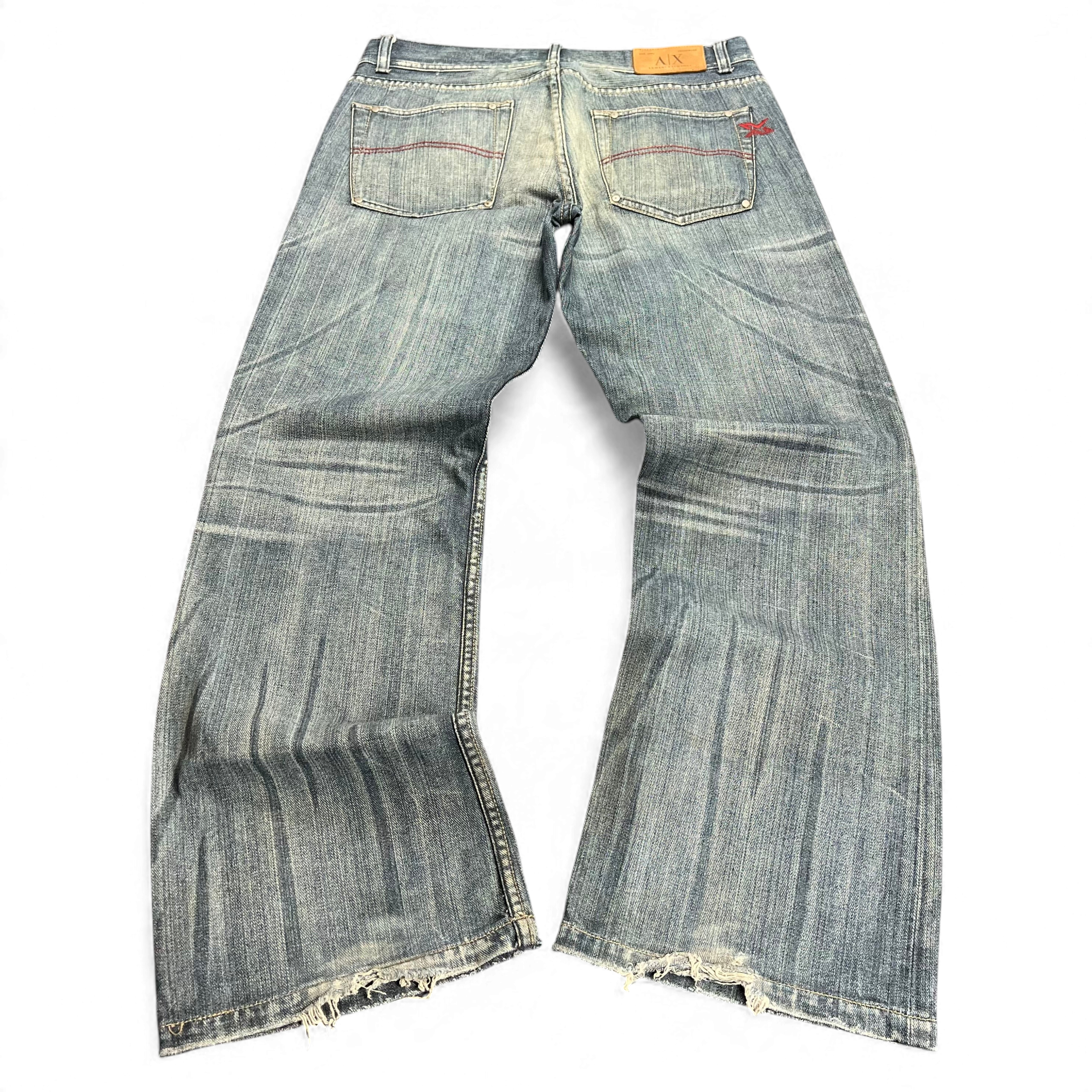 TWC Vintage Armani Jeans in baggy washed blau mit ausgefransten Beinabschlüssen und Logo-Patch auf der Rückseite