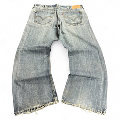 TWC Vintage Levi's 527 Loose Bootcut Jeans in hellblauem Denim mit ausgefransten Säumen und klassischem Schnitt