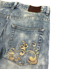 TWC Vintage Jeans aus hellblauem Denim mit goldener floraler Stickerei auf der Gesäßtasche und braunem Lederpatch