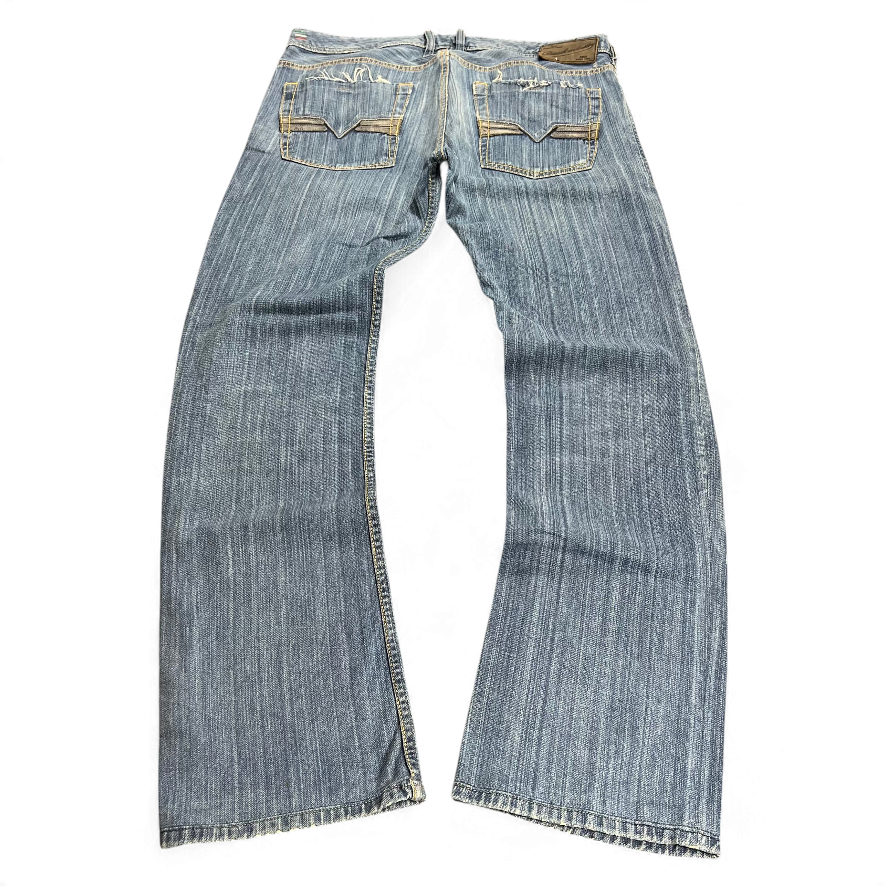 TWC Vintage Diesel Zatiny Bootcut Jeans in blau mit verwaschener Optik und markanten Gesäßtaschen, Rückansicht