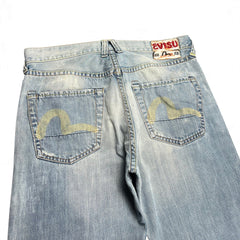 TWC Vintage Evisu Jeans mit geradem Schnitt, helle Waschung, Distressed-Optik und ikonischem Seagull-Print auf Taschen