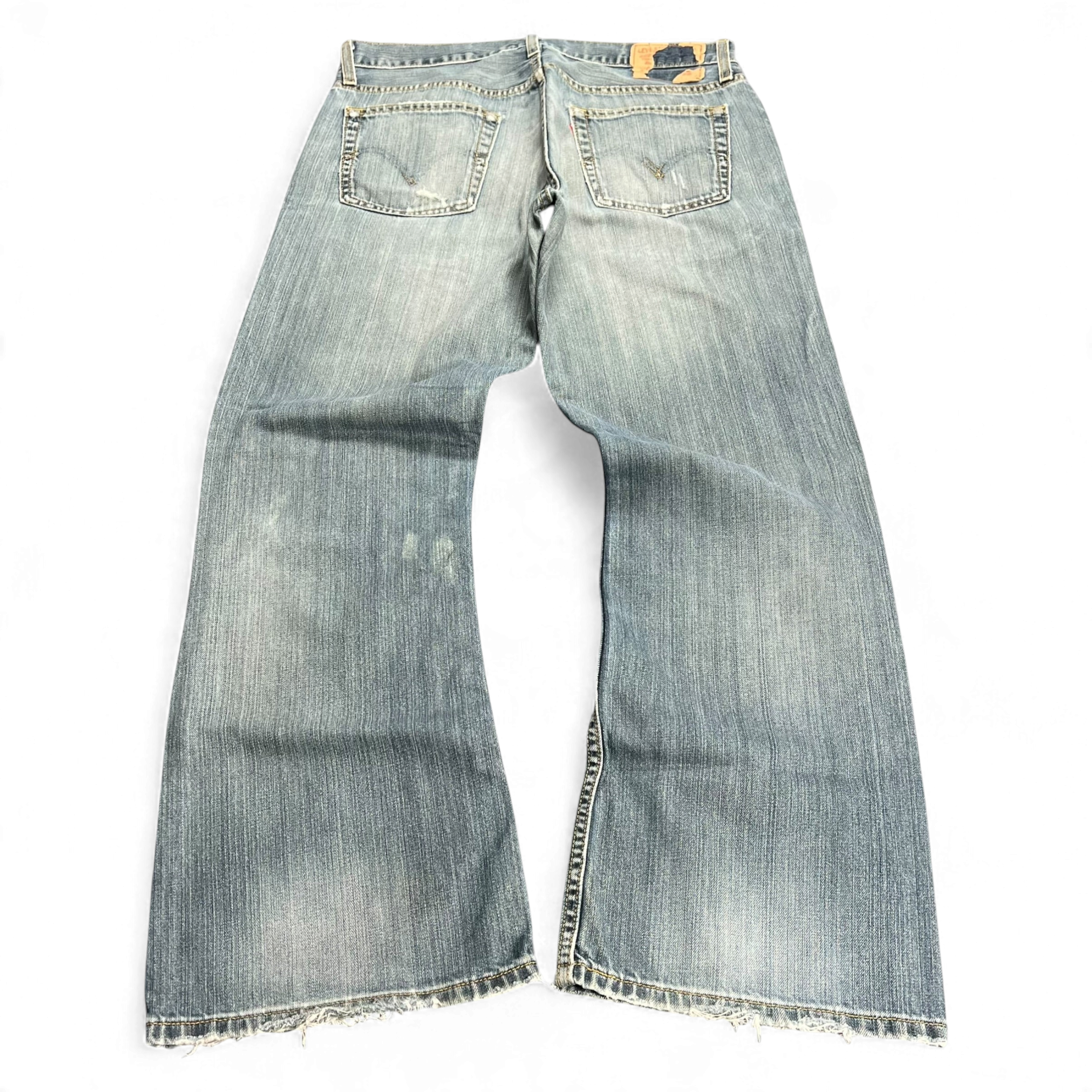 TWC Vintage Levi’s 527 Bootcut Jeans in hellblauem Denim mit Used-Optik und ausgefransten Säumen, Rückansicht