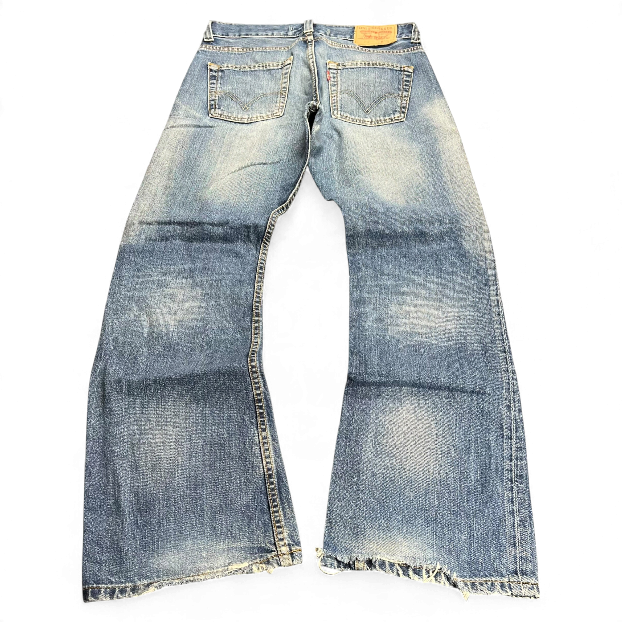 TWC Vintage Levi’s 512 Bootcut Jeans in verwaschenem Blau mit ausgefransten Beinabschlüssen, Rückansicht