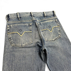 TWC Vintage Diesel Straight Jeans in verwaschenem Blau mit markanten V-Nähten auf den Gesäßtaschen