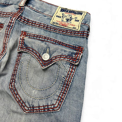 TWC Vintage True Religion Straight Jeans in hellblauem Denim mit markanten roten Kontrastnähten und Gesäßtaschen