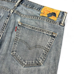 TWC Vintage Levi’s 527 Bootcut Jeans in verwaschenem Blau mit Lederpatch und Gesäßtasche