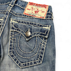 TWC Vintage True Religion Joey Super T Bootcut Jeans in blau mit markanten weißen Kontrastnähten und Logo-Label